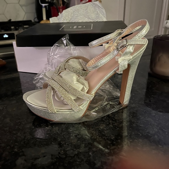 David’s Bridal Valentina#23. They’re here. I ordered the wrong size/heel type - Picture 5 of 11